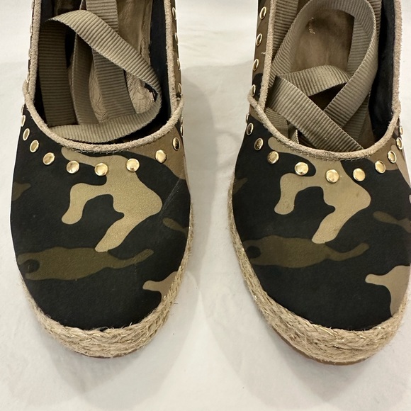 Kathy Van Zeeland camo with gold accent shoes in size 10 - Picture 3 of 7